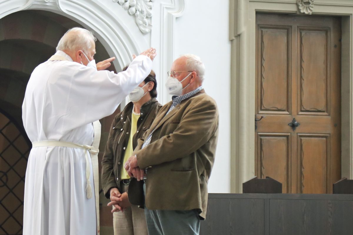 Bischof em. Dr. Friedhelm Hofmann feierte am Mittwochvormittag, 23. Juni, im Kiliansdom einen Pontifikalgottesdienst für Ehejubilare, die in den Jahren 2020 und 2021 auf 50, 60 oder 65 gemeinsame Jahre zurückblicken. Bischof em. Dr. Friedhelm Hofmann feierte am Mittwochvormittag, 23. Juni, im Kiliansdom einen Pontifikalgottesdienst für Ehejubilare, die in den Jahren 2020 und 2021 auf 50, 60 oder 65 gemeinsame Jahre zurückblicken.