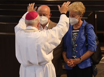 Mit rund 110 Ehepaaren aus der ganzen Diözese hat Weihbischof Ulrich Boom am Mittwochnachmittag, 23. Juni, einen Pontifikalgottesdienst gefeiert. Eingeladen waren Ehejubilare, die in den Jahren 2020 und 2021 auf 50, 60 oder 65 gemeinsame Jahre zurückblicken.