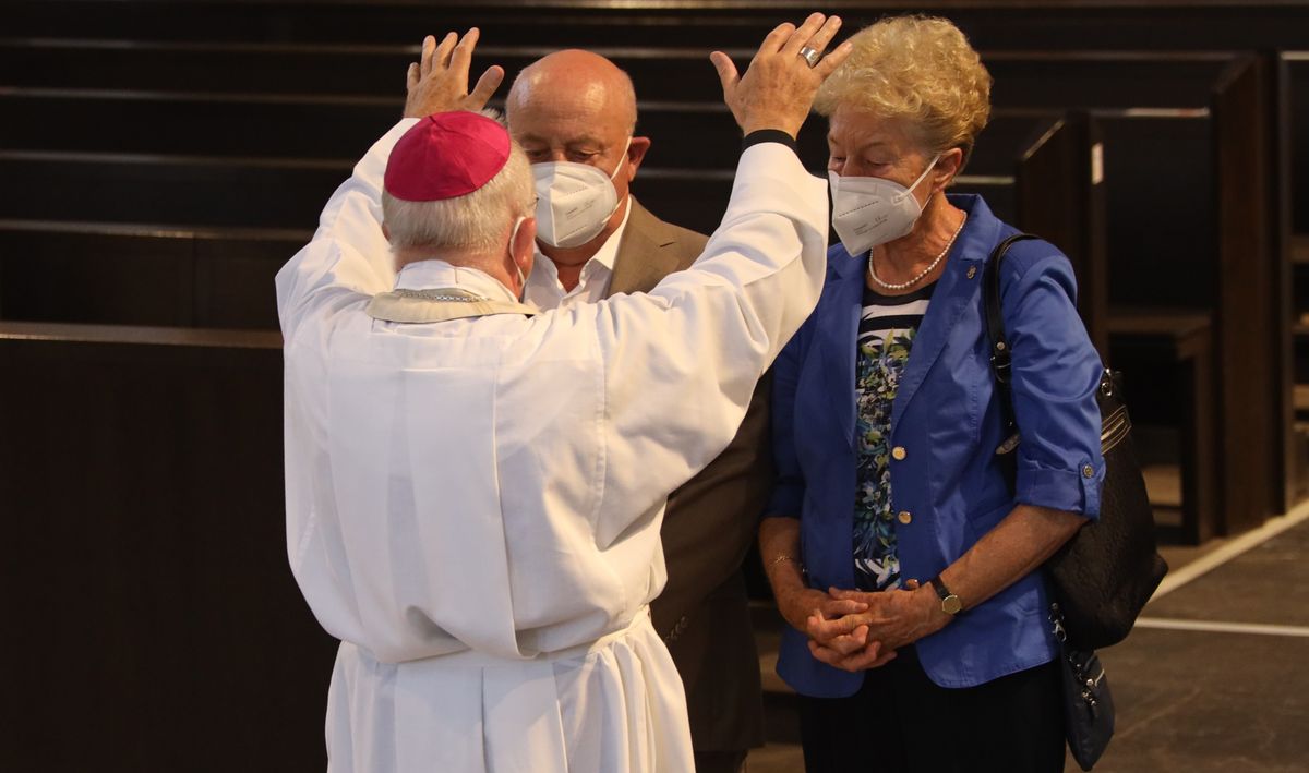 Mit rund 110 Ehepaaren aus der ganzen Diözese hat Weihbischof Ulrich Boom am Mittwochnachmittag, 23. Juni, einen Pontifikalgottesdienst gefeiert. Eingeladen waren Ehejubilare, die in den Jahren 2020 und 2021 auf 50, 60 oder 65 gemeinsame Jahre zurückblicken.