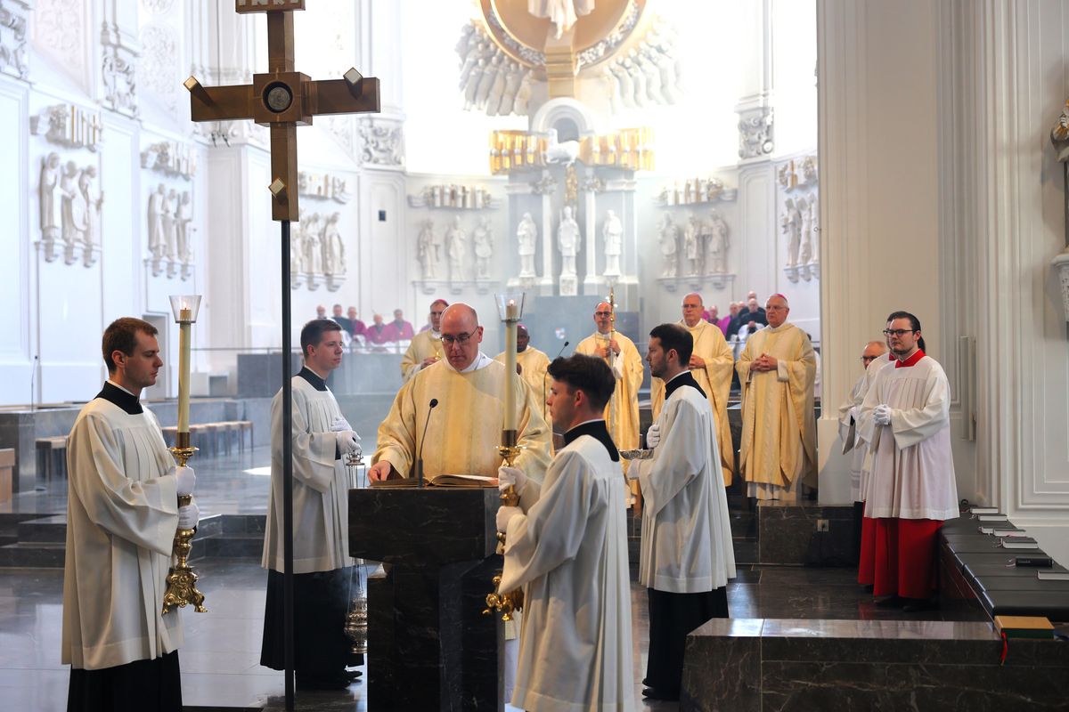 Weihbischof Paul Reder ist am Freitag, 10. Mai, offiziell in sein Amt als Dompropst eingeführt worden - zunächst in der Kapelle des Bischofshauses, dann bei einem Pontifikalgottesdienst im Kiliansdom. Dabei wurde besonders an Bischof em. Dr. Paul-Werner Scheele erinnert, der am 10. Mai 2019 starb.
