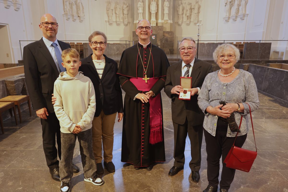 Bischof Dr. Franz Jung mit Norbert Baumann (2. von rechts) und dessen Angehörigen. 