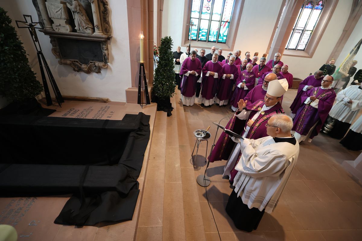 Bischof Dr. Franz Jung feierte am Samstag, 12. Oktober, im Würzburger KIliansdom ein Pontifikalrequiem für Weihbischof em. Helmut Bauer. Die anschließende Beisetzung leitete Dompropst Weihbischof Paul Reder.