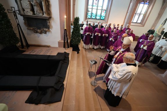 Bischof Dr. Franz Jung feierte am Samstag, 12. Oktober, im Würzburger KIliansdom ein Pontifikalrequiem für Weihbischof em. Helmut Bauer. Die anschließende Beisetzung leitete Dompropst Weihbischof Paul Reder. 
