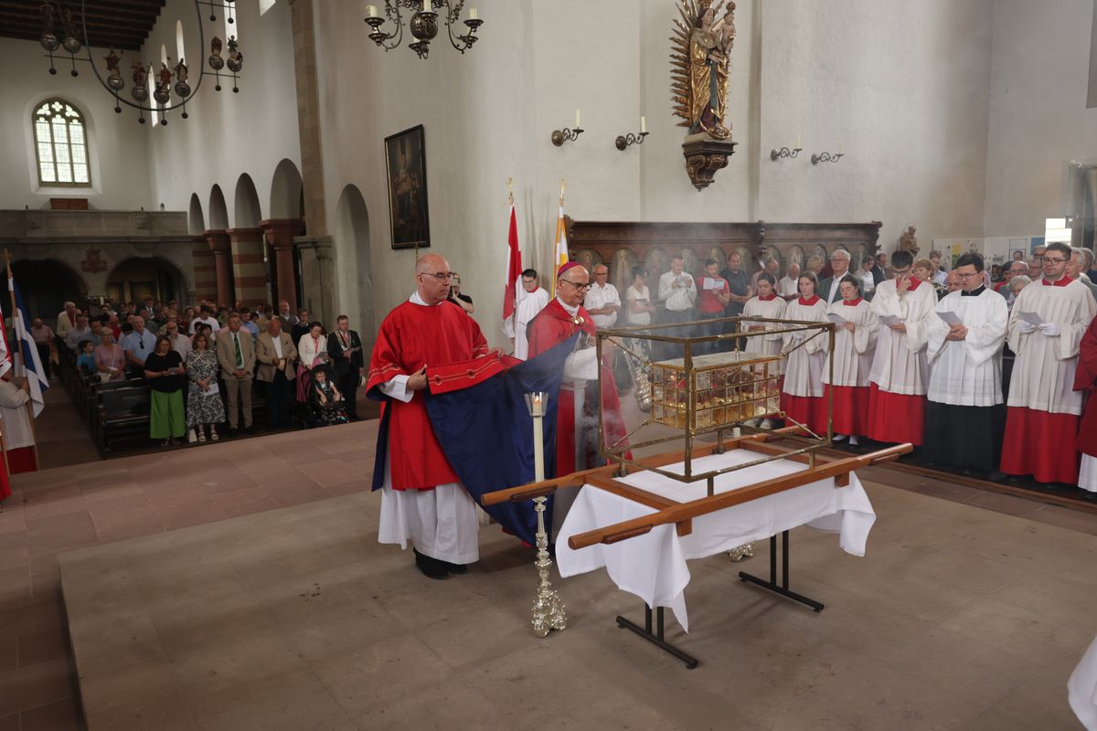 Mit einer Reliquienprozession von Sankt Burkard über die Alte Mainbrücke und einem Pontifikalgottesdienst im Kiliansdom ist am Sonntag, 6. Juli, die Kiliani-Wallfahrtswoche 2025 eröffnet worden.