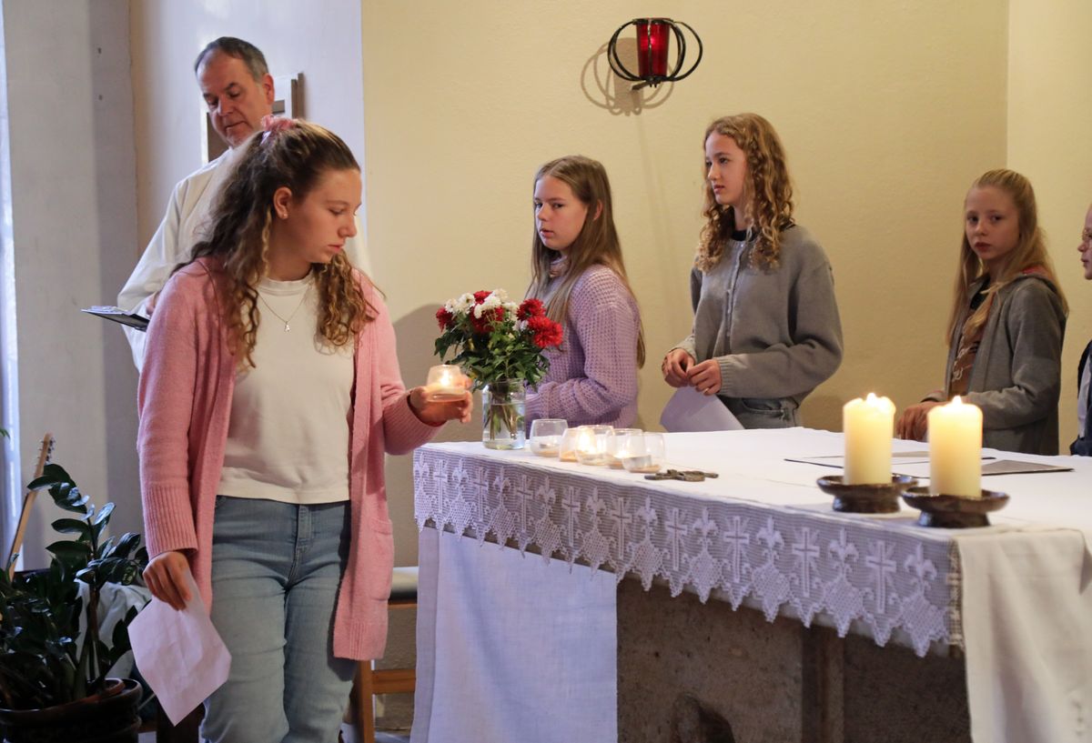 Bei den Fürbitten brachten die Mädchen brennende Teelichter zum Altar. Bei den Fürbitten brachten die Mädchen brennende Teelichter zum Altar.