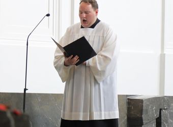 Bischof em. Dr. Friedhelm Hofmann feierte am Mittwochvormittag, 23. Juni, im Kiliansdom einen Pontifikalgottesdienst für Ehejubilare, die in den Jahren 2020 und 2021 auf 50, 60 oder 65 gemeinsame Jahre zurückblicken.