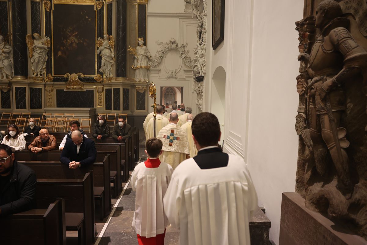 Mit der Messe vom Letzten Abendmahl am Gründonnerstag, 14. April, hat Bischof Dr. Franz Jung im Würzburger Kiliansdom die drei österlichen Tage vom Leiden und Sterben, von der Grabesruhe und der Auferstehung des Herrn eröffnet.
