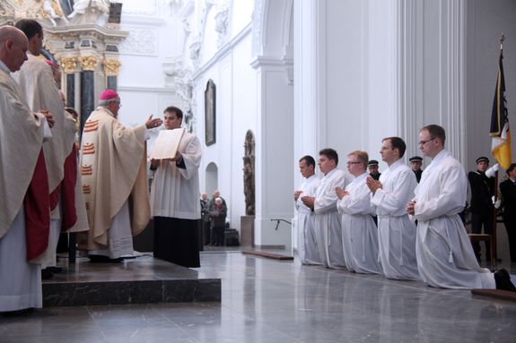 Diakonenweihe im Kiliansdom in Würzburg am 28. September 2013. Bischof Dr. Friedhelm Hofmann weiht die fünf Priesterseminaristen (von rechts) Andreas Hartung (Rechtenbach), Paul Reder (Würzburg-Sankt Peter und Paul), Simon A. Schrott (Großwallstadt), Sebastian Krems (Würzburg-Dompfarrei), und Michael Schmitt (Westerngrund) zu Diakonen.