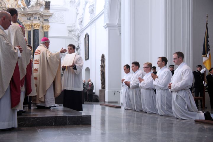 Diakonenweihe im Kiliansdom in Würzburg am 28. September 2013. Bischof Dr. Friedhelm Hofmann weiht die fünf Priesterseminaristen (von rechts) Andreas Hartung (Rechtenbach), Paul Reder (Würzburg-Sankt Peter und Paul), Simon A. Schrott (Großwallstadt), Sebastian Krems (Würzburg-Dompfarrei), und Michael Schmitt (Westerngrund) zu Diakonen.