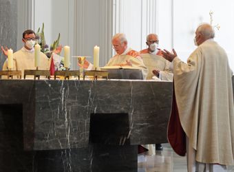 Bischof em. Dr. Friedhelm Hofmann feierte am Mittwochvormittag, 23. Juni, im Kiliansdom einen Pontifikalgottesdienst für Ehejubilare, die in den Jahren 2020 und 2021 auf 50, 60 oder 65 gemeinsame Jahre zurückblicken.