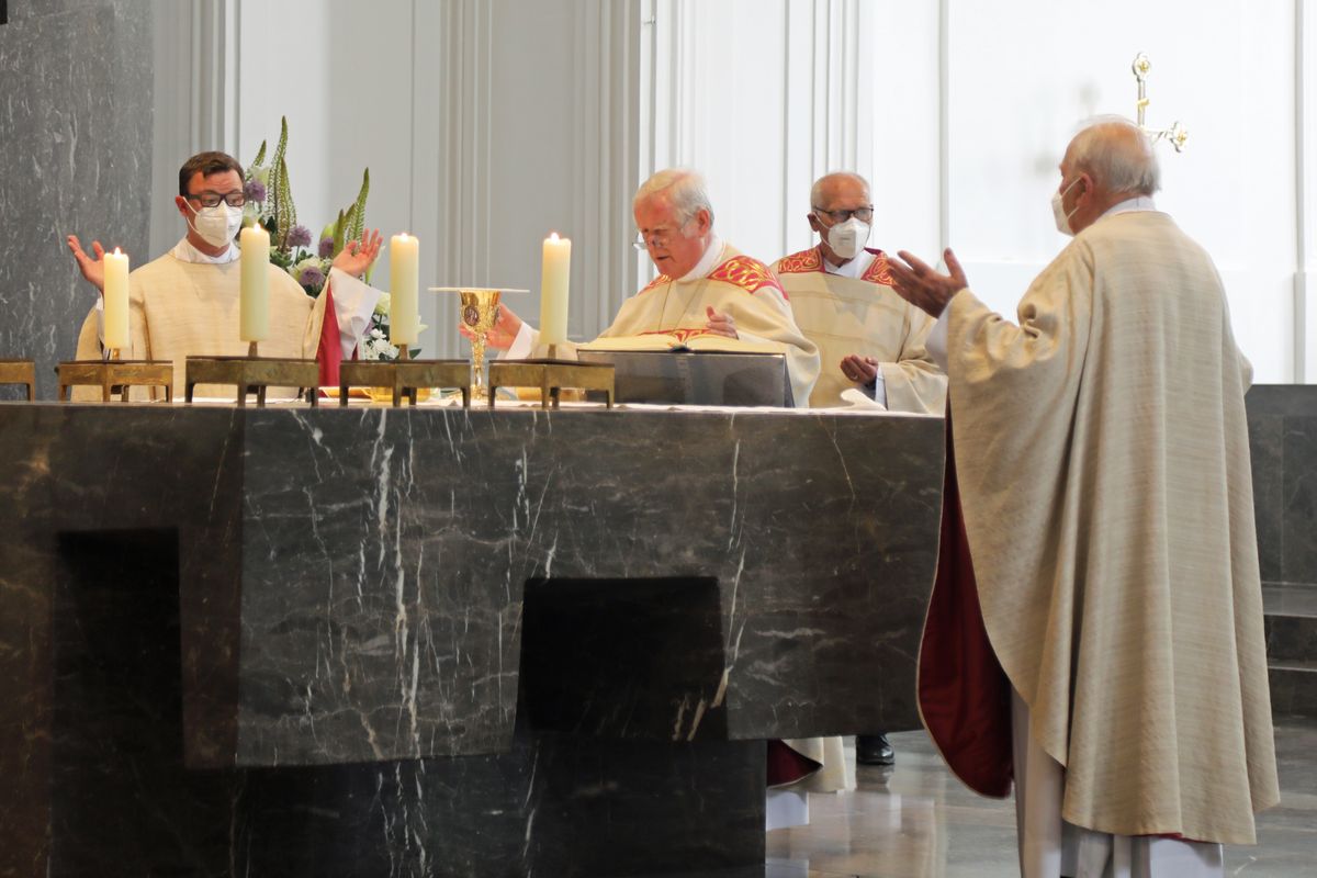 Bischof em. Dr. Friedhelm Hofmann feierte am Mittwochvormittag, 23. Juni, im Kiliansdom einen Pontifikalgottesdienst für Ehejubilare, die in den Jahren 2020 und 2021 auf 50, 60 oder 65 gemeinsame Jahre zurückblicken. Bischof em. Dr. Friedhelm Hofmann feierte am Mittwochvormittag, 23. Juni, im Kiliansdom einen Pontifikalgottesdienst für Ehejubilare, die in den Jahren 2020 und 2021 auf 50, 60 oder 65 gemeinsame Jahre zurückblicken.