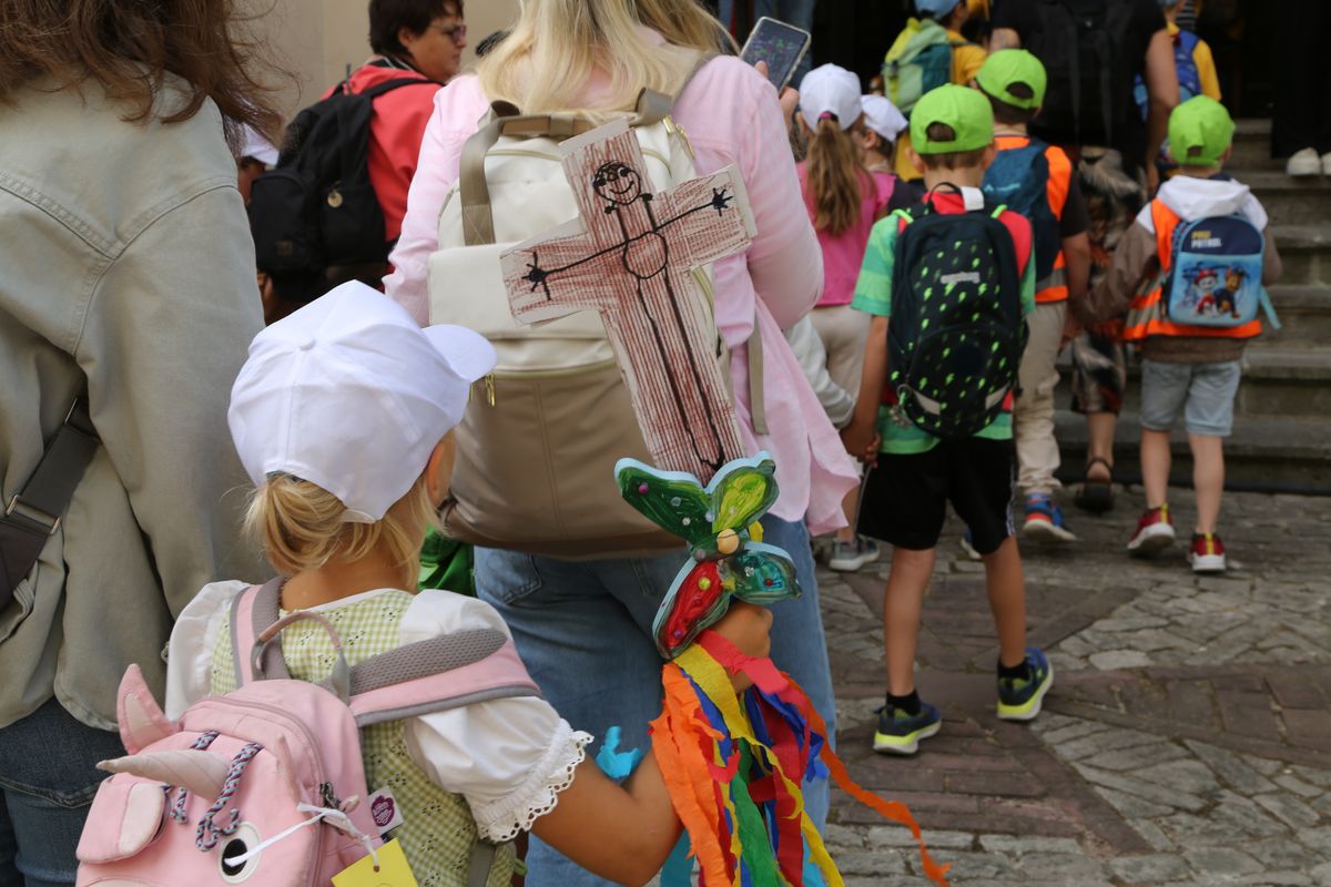 Rund 900 Kindergartenkinder haben am Freitag, 11. Juli, einen Gottesdienst mit Bischof Dr. Franz Jung in der Kirche Sankt Burkard gefeiert. Im Anschluss zogen sie über die Alte Mainbrücke in den Kiliansdom. 