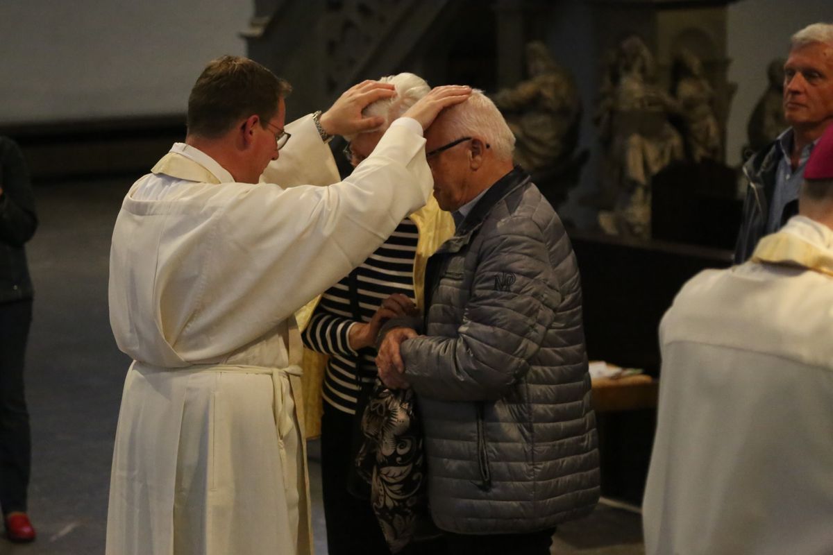 Bischof Dr. Franz Jung hat am Donnerstagnachmittag, 4. Juli, mit etwa 320 Paaren im Kiliansdom ihr goldenes oder diamantenes Ehejubiläum gefeiert.