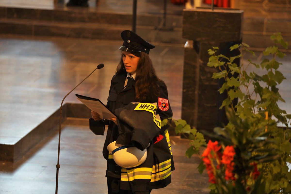 2821/0668 Blaulichtgottesdienst_28781 Weihbischof Ulrich Boom stand am Mittwochabend, 7. Juli, der Kiliani-Wort-Gottes-Feier für Polizei, Feuerwehr, Technisches Hilfswerk, Rettungsdienste und Notfallseelsorge im Kiliansdom vor.