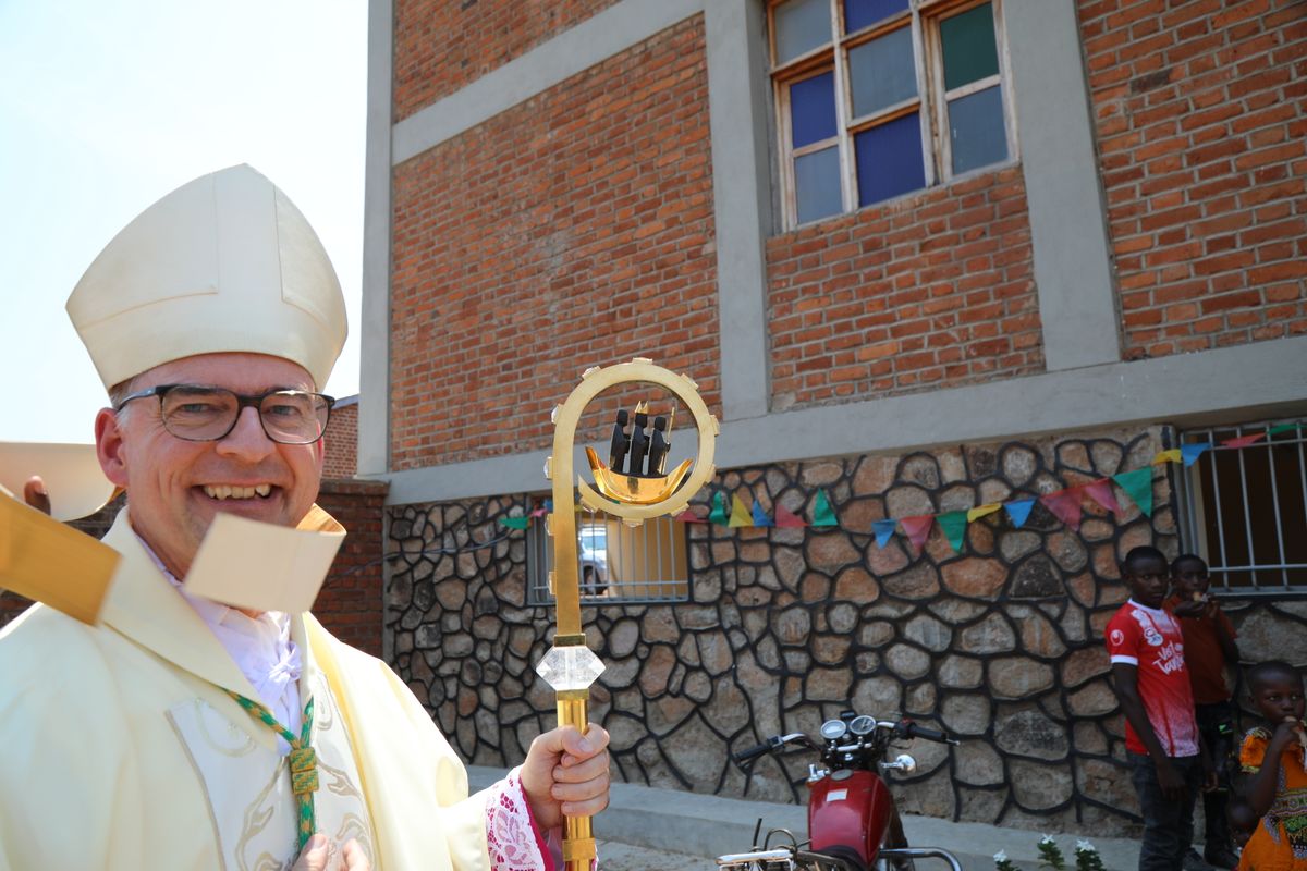 Bischof Dr. Franz Jung mit dem Bischofsstab, der dem Würzburger Bischofsstab ähnelt. Bischof Dr. Franz Jung mit dem Bischofsstab, der dem Würzburger Bischofsstab ähnelt.