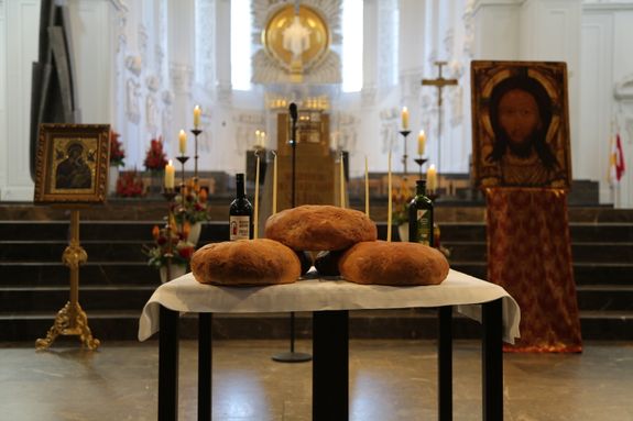 Fünf Brote, Wein und Öl, die bei der orthodoxen Vesper gesegnet werden.