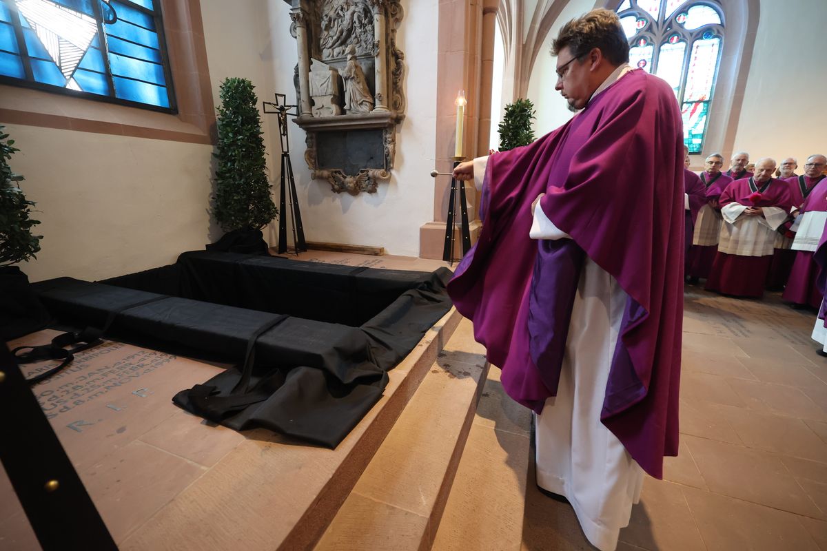 Bischof Dr. Franz Jung feierte am Samstag, 12. Oktober, im Würzburger KIliansdom ein Pontifikalrequiem für Weihbischof em. Helmut Bauer. Die anschließende Beisetzung leitete Dompropst Weihbischof Paul Reder.