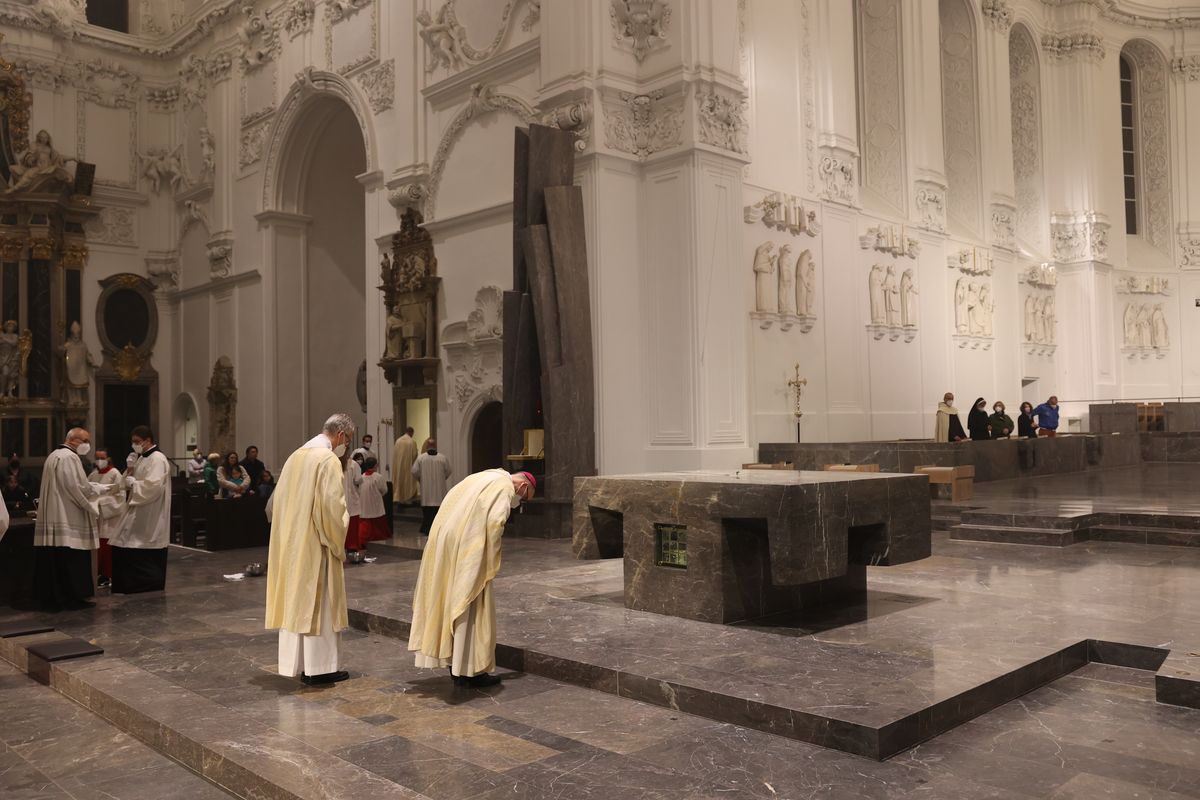 Mit der Messe vom Letzten Abendmahl am Gründonnerstag, 14. April, hat Bischof Dr. Franz Jung im Würzburger Kiliansdom die drei österlichen Tage vom Leiden und Sterben, von der Grabesruhe und der Auferstehung des Herrn eröffnet.