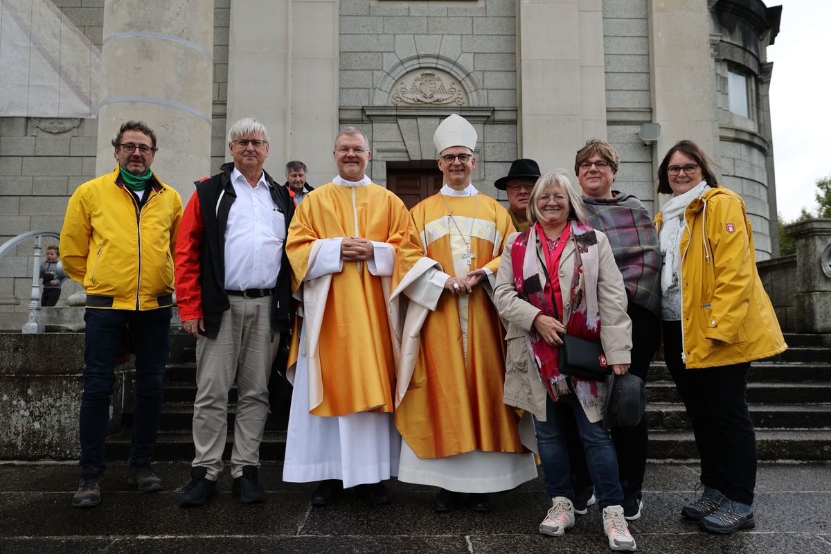 Bischof Dr. Franz Jung feierte am Sonntag, 6. Oktober, einen Gottesdienst zum Abschluss der Irlandwallfahrt mit den Reliquien der Frankenapostel in der Kathedrale von Cavan. Im Anschluss wurde der Schrein mit den Häuptern der Märtyrer für den Rücktransport nach Würzburg sicher verpackt.