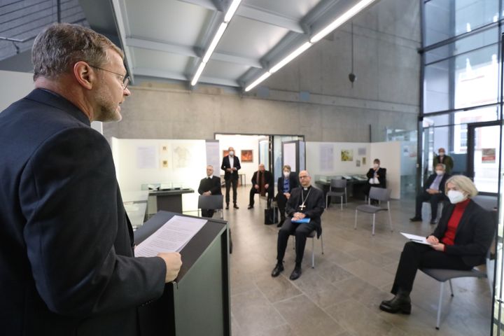 "Nehmen wir als Bistum Würzburg auch in der gegenwärtigen Stunde der Kirche die uns gestellte Aufgabe an, aus einem vertieften Glauben heraus Kirche im Übergang zu leben und zu gestalten“, sagte Generalvikar Dr. Jürgen Vorndran (links) vor MItgliedern der Bistumsleitung und des Diözesangeschichtsvereins bei der Ausstellungseröffnung.