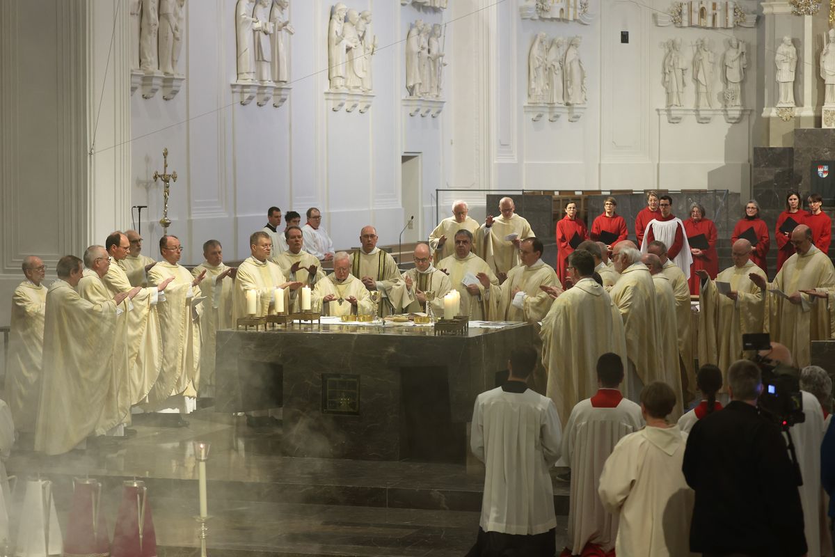 Bischof Dr. Franz Jung hat am Montagabend, 25. März, im Würzburger Kiliansdom die Heiligen Öle für alle 43 Pastoralen Räume im Bistum Würzburg  geweiht.
