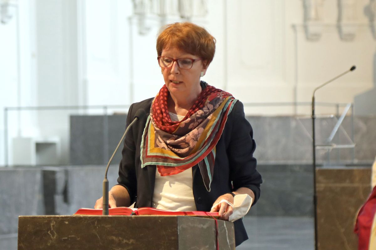 2621/0613 Gottesdienst für Ehejubilare Generalvikar Dr. Vorndran am Freitag, 25. Juni 2021_27632 Generalvikar Dr. Jürgen Vorndran feierte am Freitagabend, 25. Juni, einen Dankgottesdienst mit Ehepaaren, die seit 25 Jahren verheiratet sind. Anschließend spendeten der Generalvikar sowie weitere Priester und Diakone den Jubilaren mit Abstand den Segen.