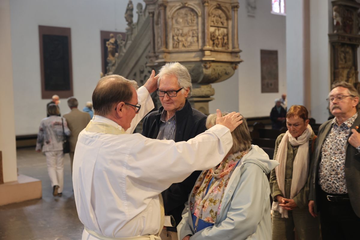 Seelsorgerinnen und Seelsorger spendeten nach dem Gottesdienst den Jubelpaaren individuell den Segen. 