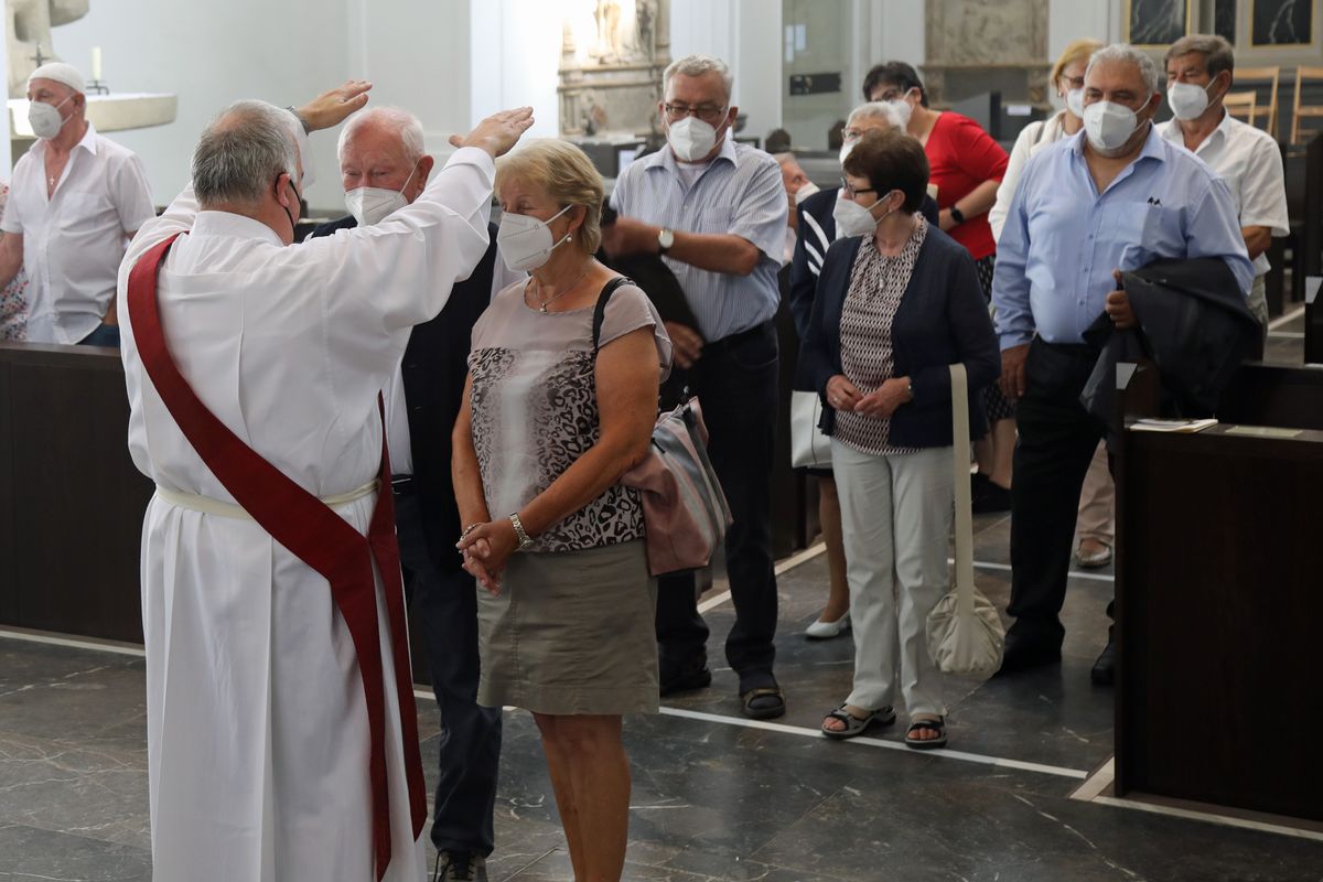 2621/0625 Gottesdienst für Ehejubilare mit Weihbischof Ulrich Boom am 29. Juni 2021_28090 Weihbischof Ulrich Boom feierte am Dienstagnachmittag, 29. Juni, einen Gottesdienst für Ehepaare, die 2020 oder 2021 ihr goldenes, diamantenes oder eisernes Ehejubiläum hatten. Im Anschluss konnten sich die Paare segnen lassen.