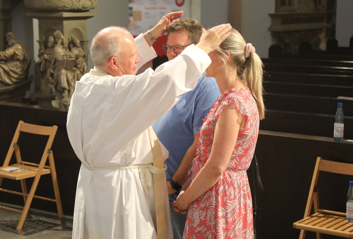 Mit rund 1000 Eheleuten, die in diesem Jahr Silberhochzeit haben, feierte Bischof Dr. Franz Jung am Freitagabend, 4. Juli 2025, einen Pontifikalgottesdienst im Kiliansdom. Im Anschluss erteilten er, Weihbischof Paul Reder sowie weitere Seelsorgerinnen und Seelsorger den Paaren einzeln den Segen.