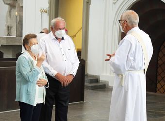 Bischof em. Dr. Friedhelm Hofmann feierte am Mittwochvormittag, 23. Juni, im Kiliansdom einen Pontifikalgottesdienst für Ehejubilare, die in den Jahren 2020 und 2021 auf 50, 60 oder 65 gemeinsame Jahre zurückblicken.