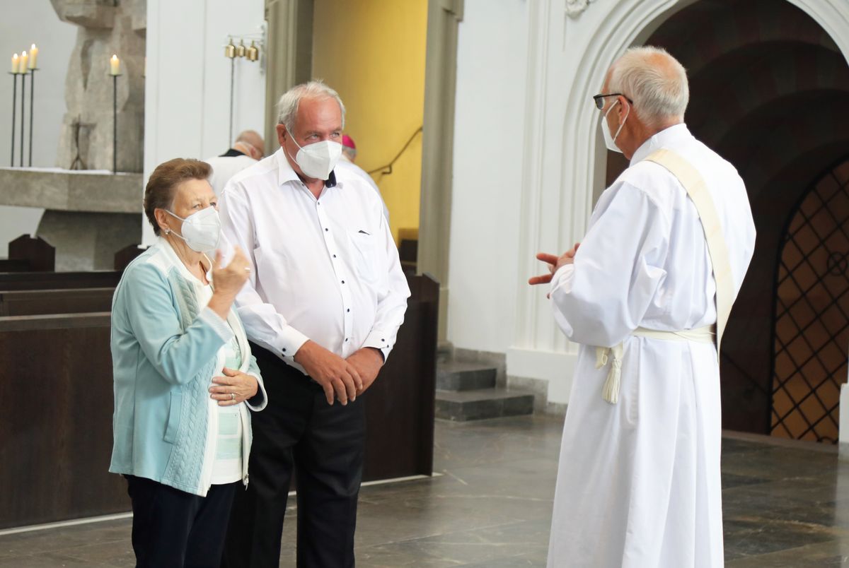 Bischof em. Dr. Friedhelm Hofmann feierte am Mittwochvormittag, 23. Juni, im Kiliansdom einen Pontifikalgottesdienst für Ehejubilare, die in den Jahren 2020 und 2021 auf 50, 60 oder 65 gemeinsame Jahre zurückblicken. Bischof em. Dr. Friedhelm Hofmann feierte am Mittwochvormittag, 23. Juni, im Kiliansdom einen Pontifikalgottesdienst für Ehejubilare, die in den Jahren 2020 und 2021 auf 50, 60 oder 65 gemeinsame Jahre zurückblicken.
