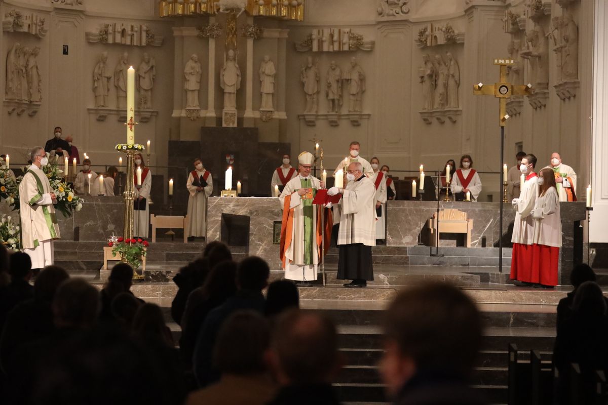 Bischof Dr. Franz Jung feierte am Samstagabend, 3. April, im Würzburger Kiliansdom die Osternacht, die "Mutter aller Vigilien".  