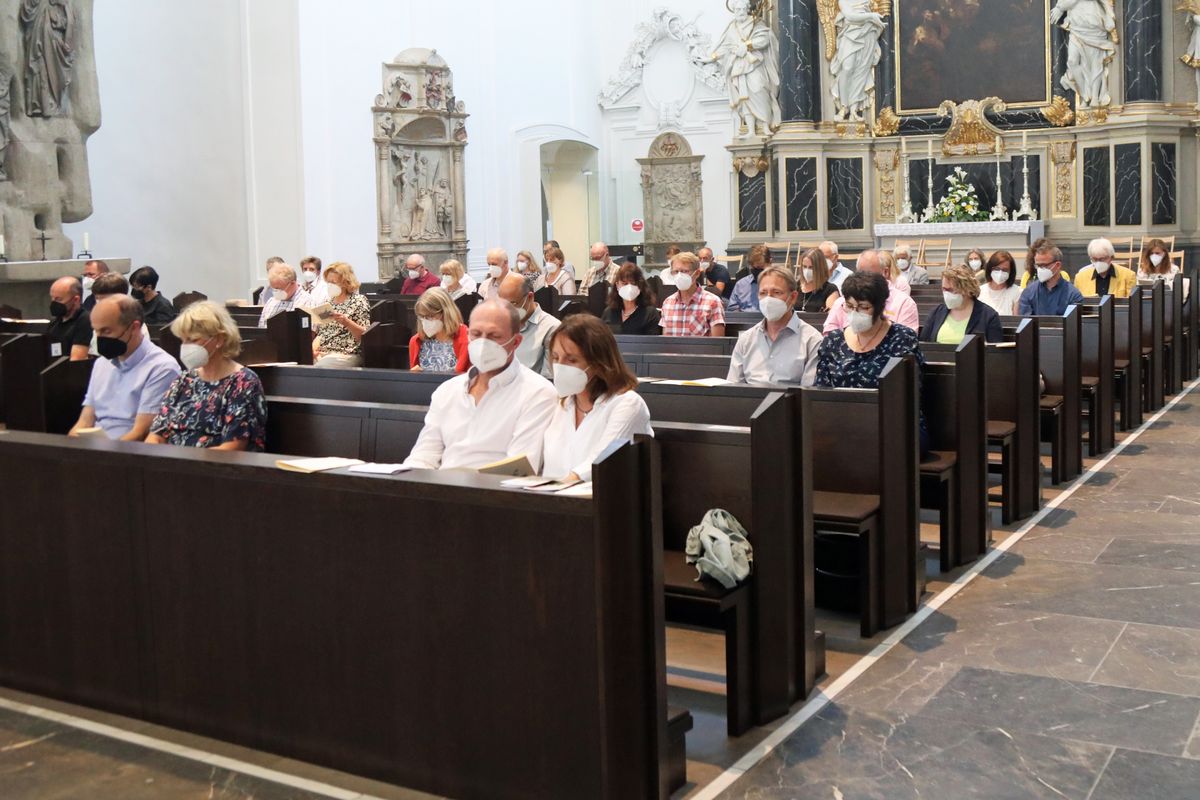 2721/0649 Dankgottesdienst für Ehejubilare mit Bischof Jung am Freitagabend, 2. Juli_28552 Mit rund 120 Ehepaaren aus der ganzen Diözese, die 2020 oder 2021 ihr silbernes Ehejubiläum feiern, hat Bischof Dr. Franz Jung am Freitagabend, 2. Juli, einen Gottesdienst im Würzburger Kiliansdom gefeiert.