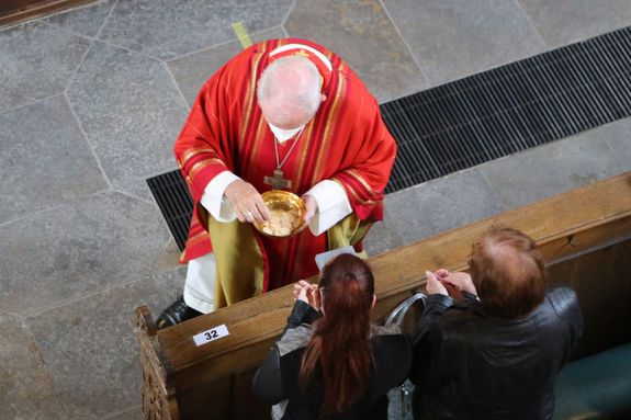 Weihbischof Ulrich Boom bei der Hostienvergabe in der Zeiler Pfarrkirche.