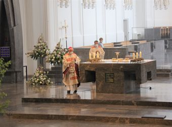 Bischof em. Dr. Friedhelm Hofmann feierte am Freitagnachmittag, 25. Juni, einen Dankgottesdienst mit Ehepaaren, die seit 50, 60 oder 65 Jahren verheiratet sind. Anschließend spendeten der Bischof sowie weitere Priester und Diakone den Jubilaren mit Abstand den Segen.