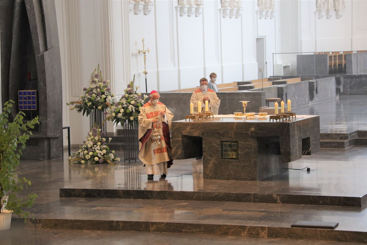 Bischof em. Dr. Friedhelm Hofmann feierte am Freitagnachmittag, 25. Juni, einen Dankgottesdienst mit Ehepaaren, die seit 50, 60 oder 65 Jahren verheiratet sind. Anschließend spendeten der Bischof sowie weitere Priester und Diakone den Jubilaren mit Abstand den Segen.