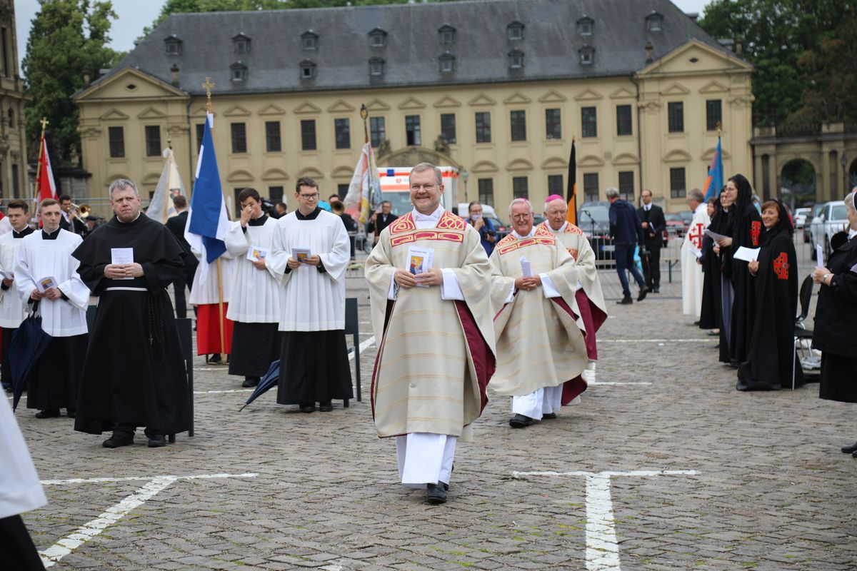 Weihbischof Ulrich Boom hat an Fronleichnam mit rund 350 Besuchern auf dem Würzburger Residenzplatz einen Freiluftgottesdienst gefeiert.