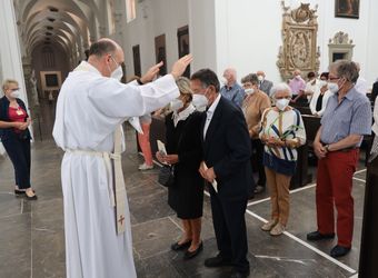 Bischof em. Dr. Friedhelm Hofmann feierte am Freitagnachmittag, 25. Juni, einen Dankgottesdienst mit Ehepaaren, die seit 50, 60 oder 65 Jahren verheiratet sind. Anschließend spendeten der Bischof sowie weitere Priester und Diakone den Jubilaren mit Abstand den Segen.
