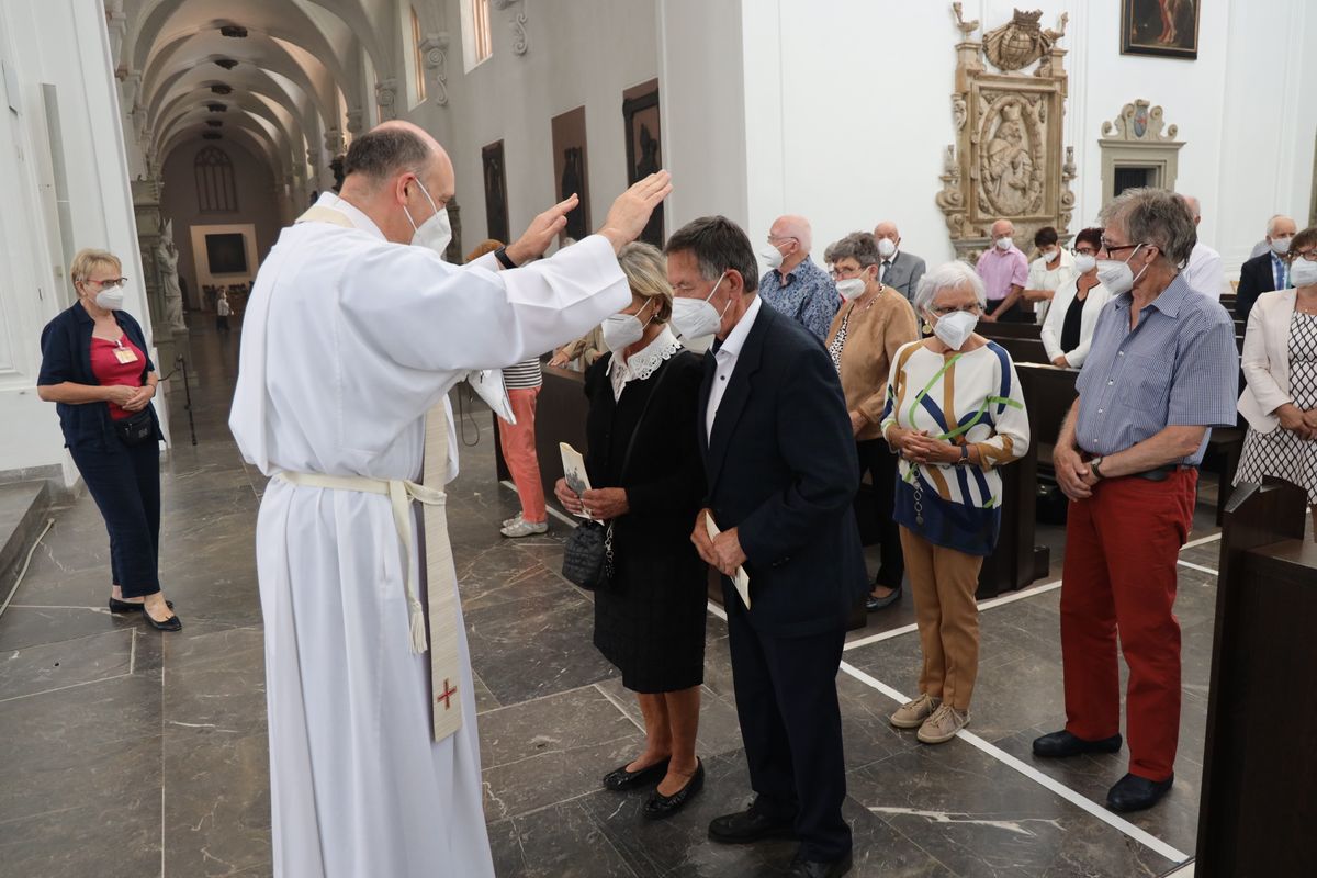 Bischof em. Dr. Friedhelm Hofmann feierte am Freitagnachmittag, 25. Juni, einen Dankgottesdienst mit Ehepaaren, die seit 50, 60 oder 65 Jahren verheiratet sind. Anschließend spendeten der Bischof sowie weitere Priester und Diakone den Jubilaren mit Abstand den Segen.