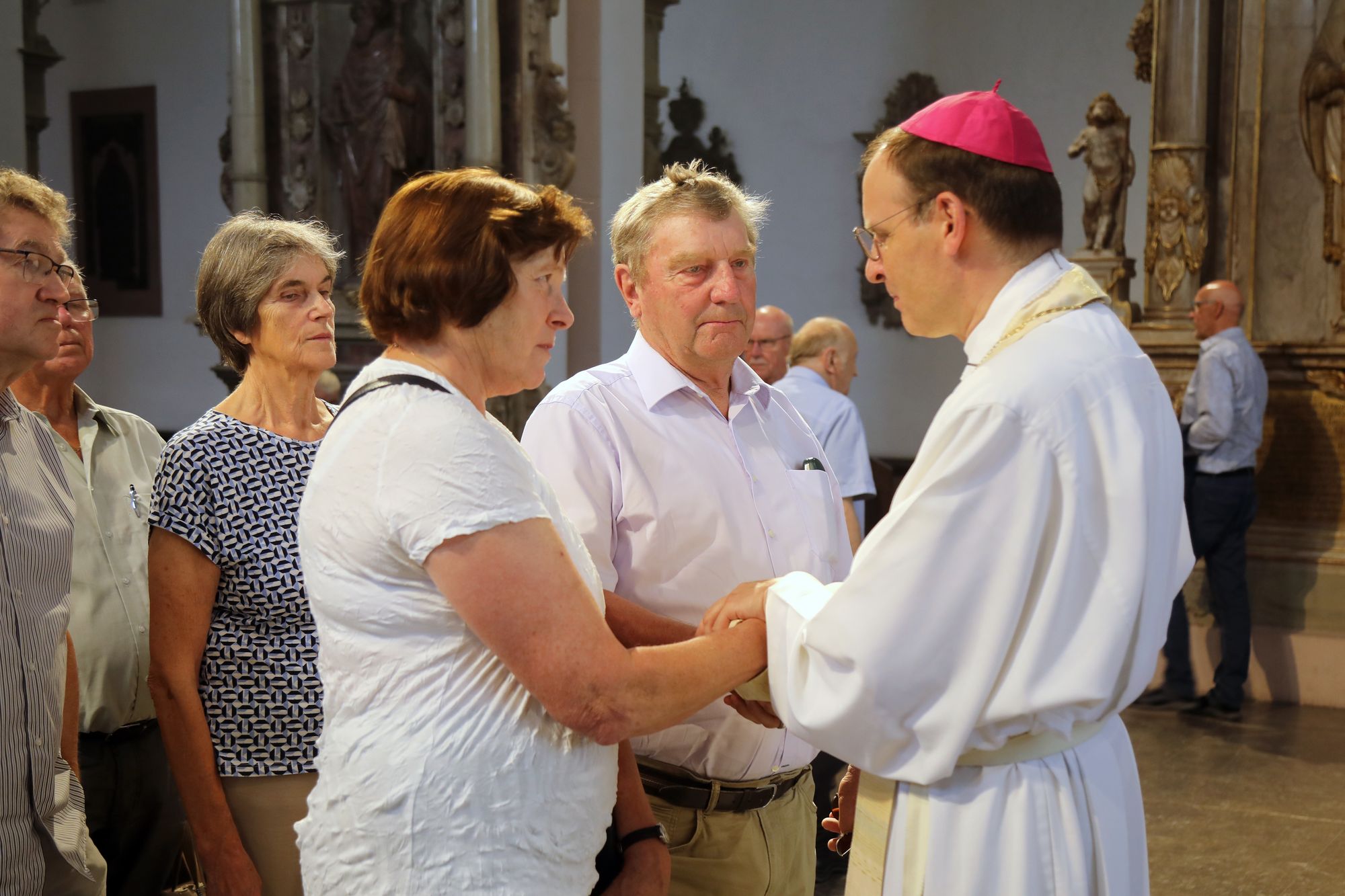 Mit rund 1000 Eheleuten, die in diesem Jahr auf 50, 60 oder mehr gemeinsame Jahre zurückblicken, feierte Weihbischof Paul Reder am Freitagvormittag, 4. Juli 2025, einen Pontifikalgottesdienst im Würzburger Kiliansdom. Im Anschluss erteilten er, Weihbisc Mit rund 1000 Eheleuten, die in diesem Jahr auf 50, 60 oder mehr gemeinsame Jahre zurückblicken, feierte Weihbischof Paul Reder am Freitagvormittag, 4. Juli 2025, einen Pontifikalgottesdienst im Würzburger Kiliansdom. Im Anschluss erteilten er, Weihbischof em. Ulrich Boom sowie weitere Seelsorgerinnen und Seelsorger den Paaren einzeln den Segen.
