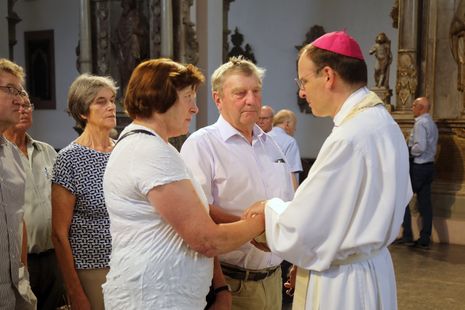 Mit rund 1000 Eheleuten, die in diesem Jahr auf 50, 60 oder mehr gemeinsame Jahre zurückblicken, feierte Weihbischof Paul Reder am Freitagvormittag, 4. Juli 2025, einen Pontifikalgottesdienst im Würzburger Kiliansdom. Im Anschluss erteilten er, Weihbisc Mit rund 1000 Eheleuten, die in diesem Jahr auf 50, 60 oder mehr gemeinsame Jahre zurückblicken, feierte Weihbischof Paul Reder am Freitagvormittag, 4. Juli 2025, einen Pontifikalgottesdienst im Würzburger Kiliansdom. Im Anschluss erteilten er, Weihbischof em. Ulrich Boom sowie weitere Seelsorgerinnen und Seelsorger den Paaren einzeln den Segen.