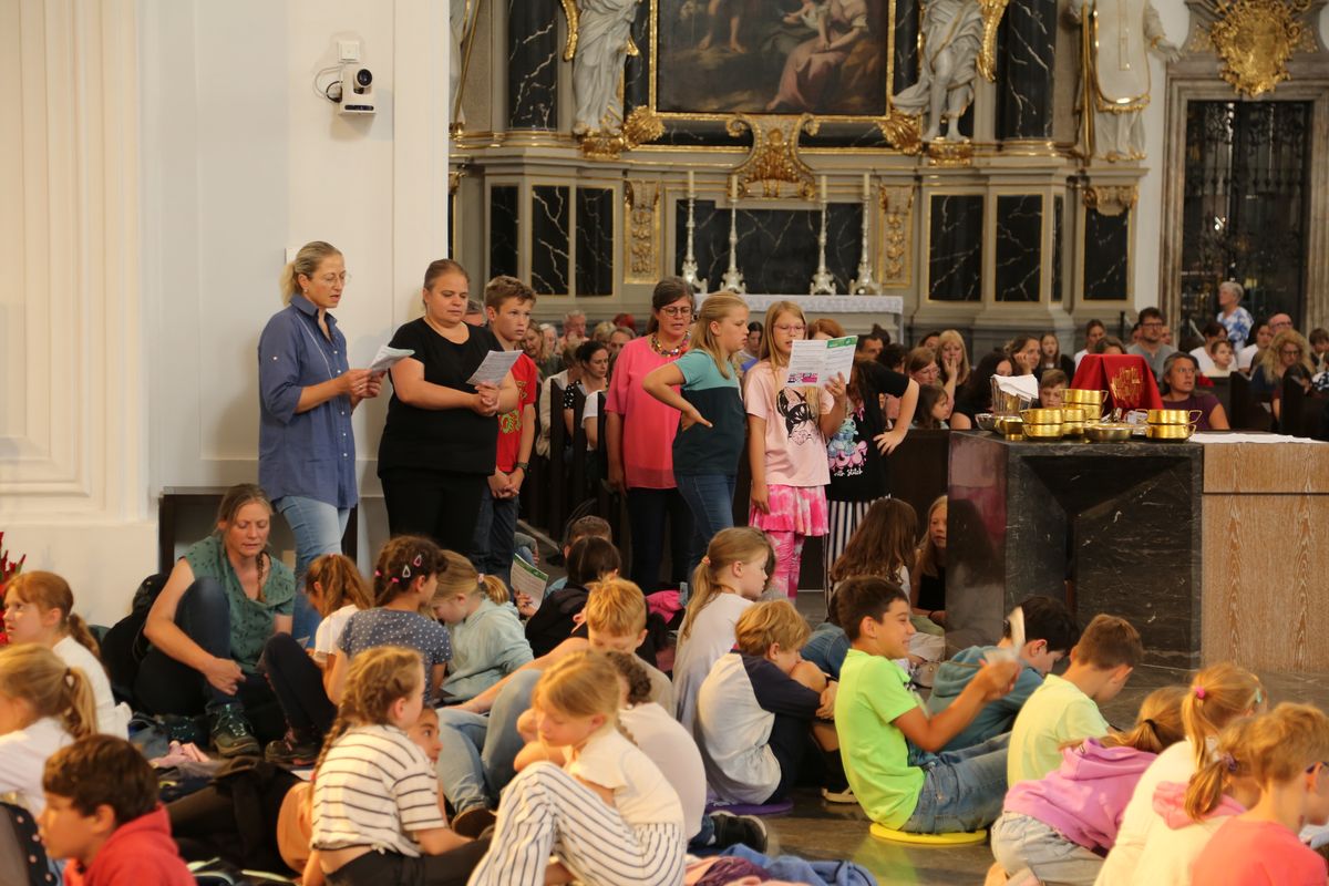 Über 1400 Kinder und ihre Begleiter sind am Montagvormittag, 7. Juli 2025, zum Gottesdienst für Erstkommunionkinder mit Bischof Dr. Franz Jung in den Würzburger Kiliansdom gekommen. 