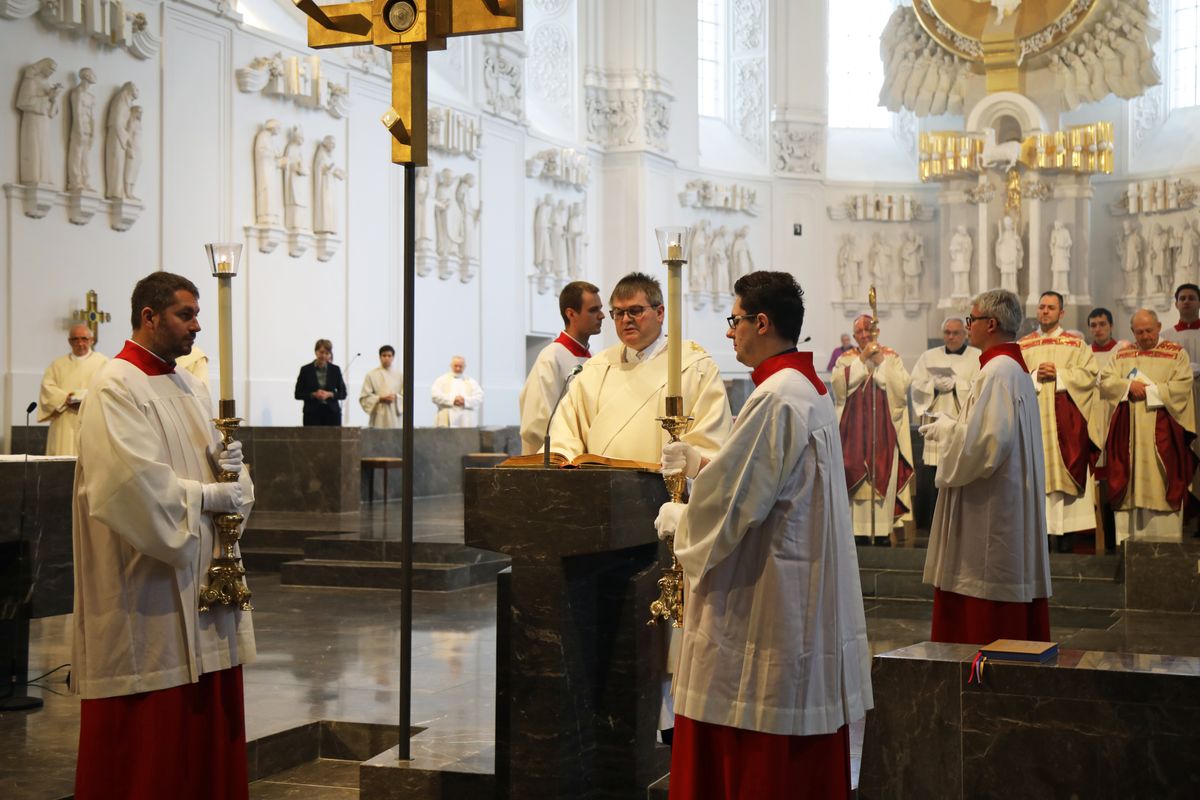 Bei einem Pontifikalgottesdienst am Samstag, 17. Oktober, hat Weihbischof Ulrich Boom im Würzburger Kiliansdom Uwe Becker zum Ständigen Diakon geweiht.