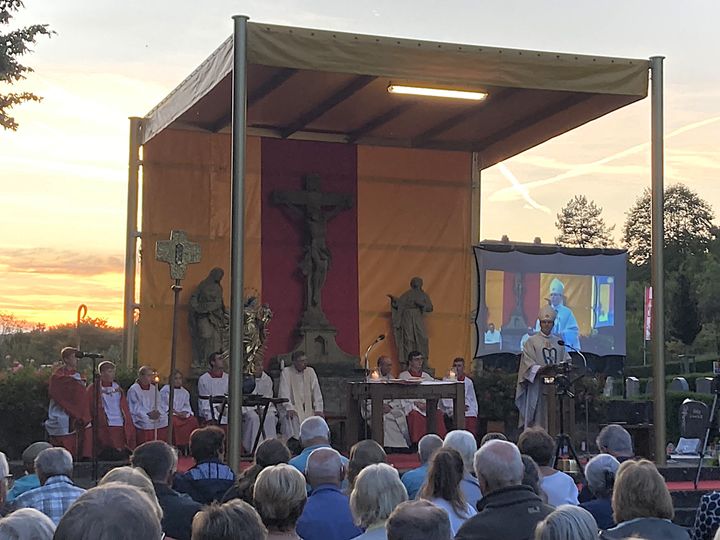 Weihbischof Paul Reder feierte am Samstag, 20. September, mit Wallfahrerinnnen und Wallfahrern einen Gottesdienst am Freiluftaltar vor der Wallfahrtskirche Maria im Grünen Tal in Retzbach. 