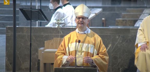Am Ostersonntag nannte Bischof Dr. Franz Jung in seiner Predigt den Sonnengesang des heiligen Franziskus ein österliches Lied: "Durch Gott gewinnen alle Dinge in Christus ihre ursprüngliche Schönheit und ihren früheren Glanz wieder zurück."