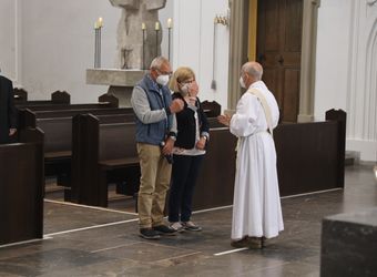 Im Anschluss an den Ehejubilarsgottesdienst mit Weihbischof Ulrich Boom am Freitagvormittag, 2. Juli, konnten sich die Paare von ihm und weiteren Priestern und Diakonen segnen lassen.