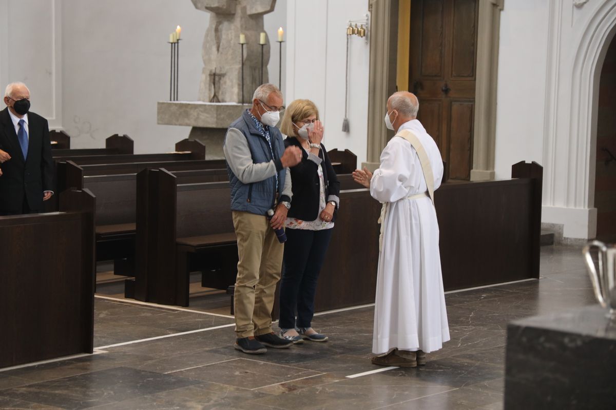 2721/0646 Ehejubilare Freitag, 2- Juli vormittags WB Boom_28457 Im Anschluss an den Ehejubilarsgottesdienst mit Weihbischof Ulrich Boom am Freitagvormittag, 2. Juli, konnten sich die Paare von ihm und weiteren Priestern und Diakonen segnen lassen.