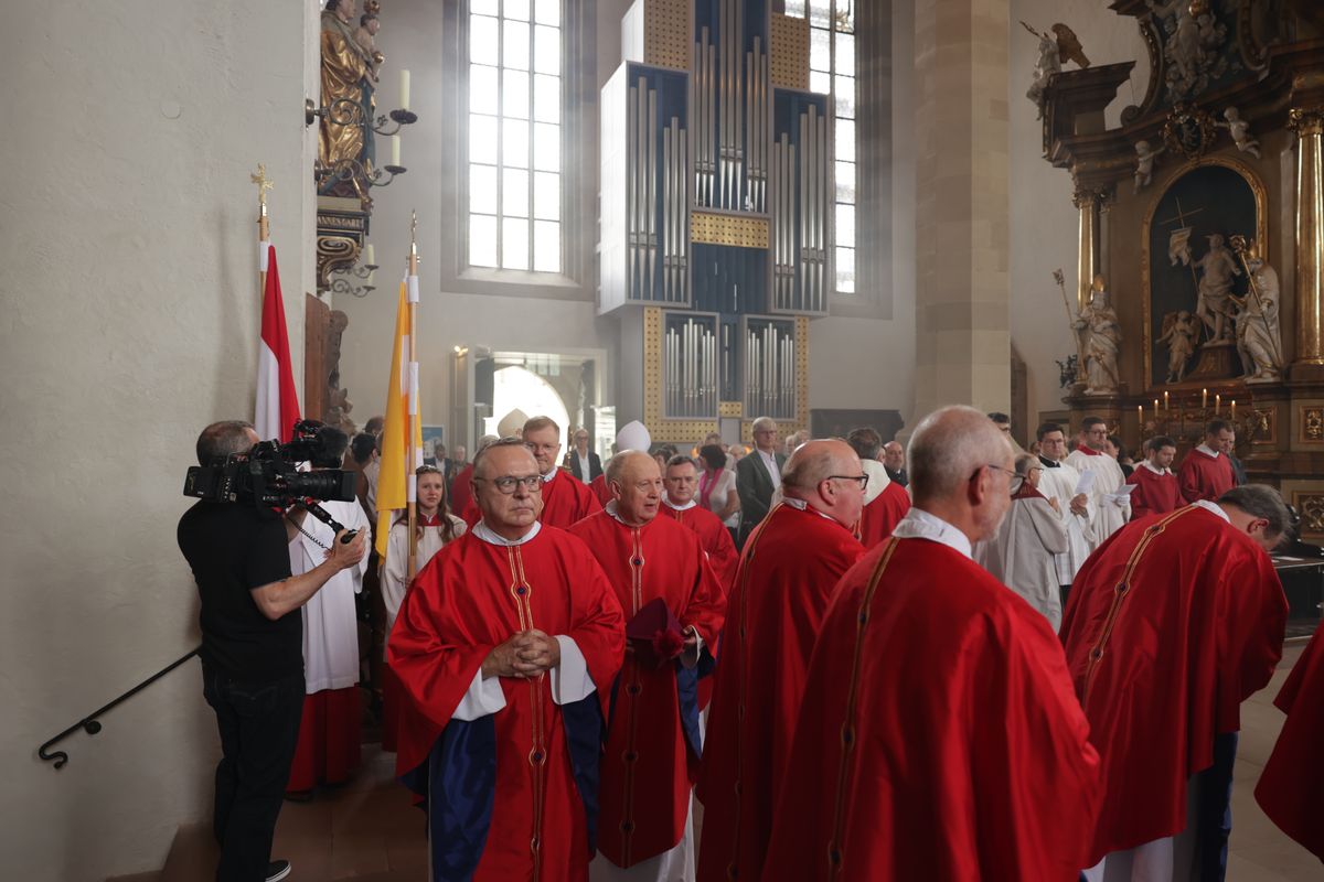 Mit einer Reliquienprozession von Sankt Burkard über die Alte Mainbrücke und einem Pontifikalgottesdienst im Kiliansdom ist am Sonntag, 6. Juli, die Kiliani-Wallfahrtswoche 2025 eröffnet worden.