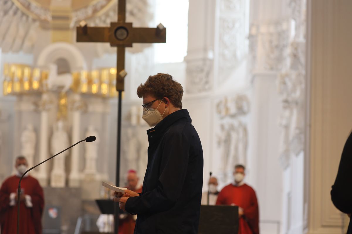 Weihbischof Ulrich Boom hat im Auftrag von Bischof Dr. Franz Jung 33 Frauen und sieben Männern am Freitagabend, 9. Juli, im Kiliansdom die Missio canonica verliehen.