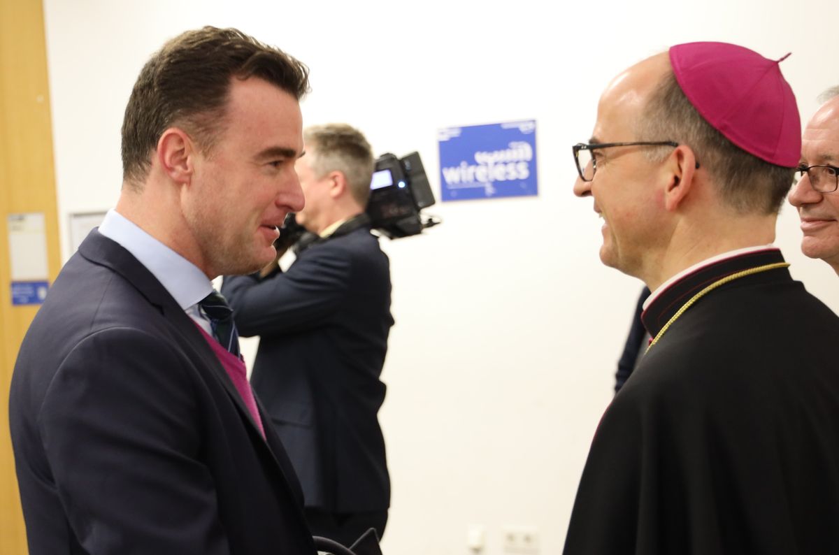 Bischof Dr. Franz Jung begrüßte gemeinsam mit Generalvikar Thomas Keßler und Domkapitular Clemens Bieber, Vorsitzender des Diözesan-Caritasverbands, die Gäste am Eingang des Hörsaalgebäudes. 